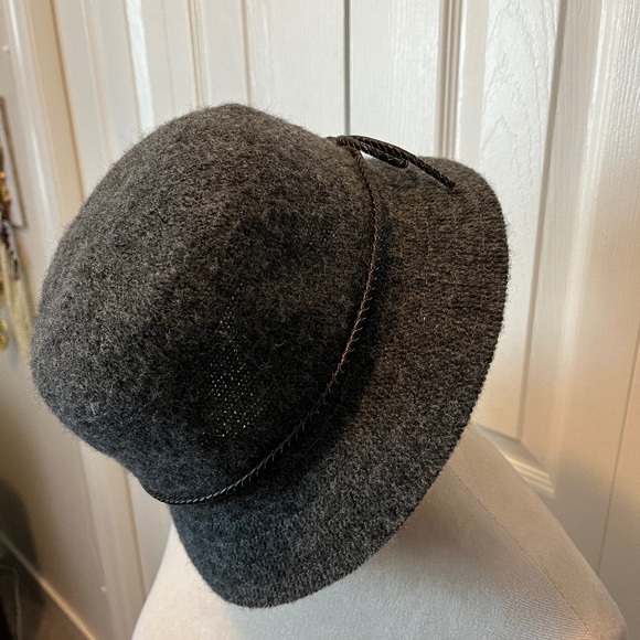 Canadian wool hat - Picture 1 of 7